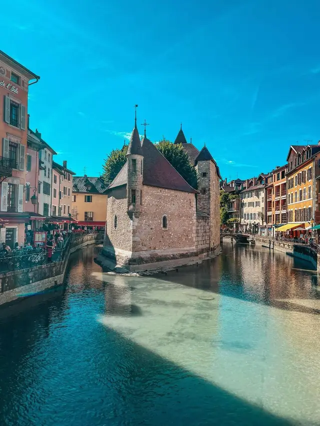 Le Palais de l’Isle sur les canaux de la vieille ville d’Annecy en été
