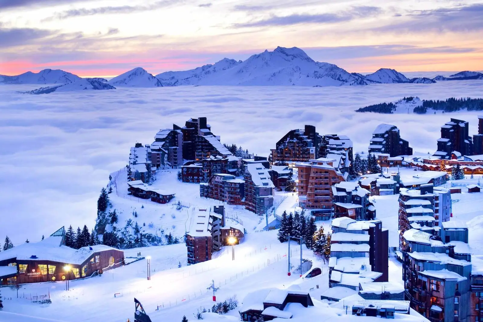 Der autofreie Skiort Avoriaz in der Abenddämmerung über einem Wolkenmeer, Portes du Soleil