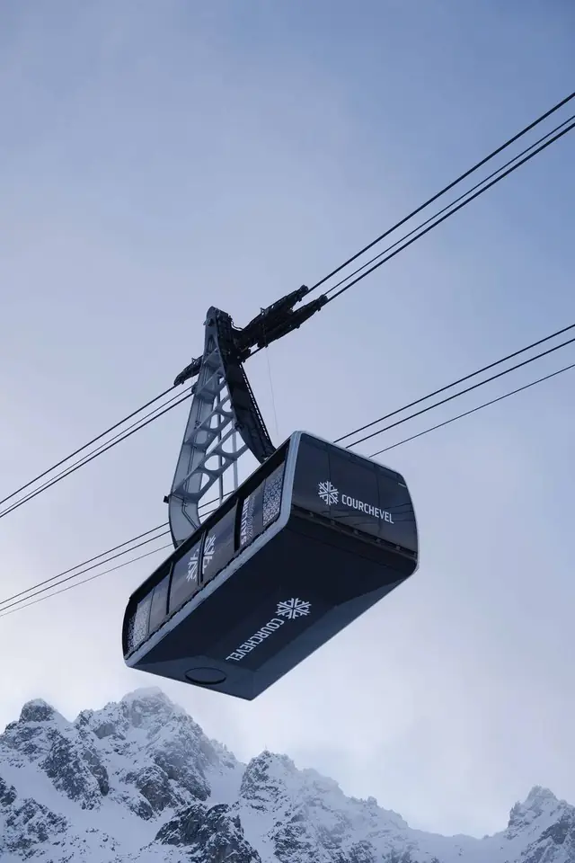 Le téléphérique de la Saulire au-dessus de Courchevel, Les 3 Vallées