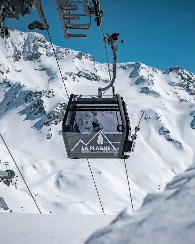 Télécabine de La Plagne, Paradiski, au-dessus des sommets enneigés sous un ciel bleu
