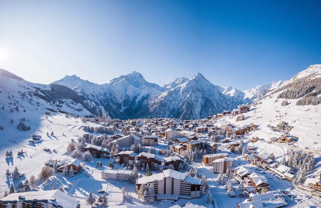 Vue aérienne de la station des 2 Alpes sous la neige fraîche, au pied des sommets des Écrins