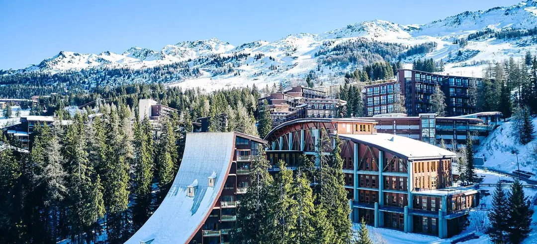 Die ikonische Architektur von Charlotte Perriand in Les Arcs, inmitten verschneiter Wälder