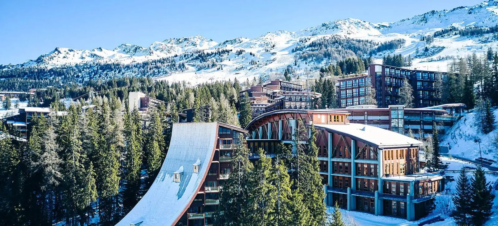 Die ikonische Architektur von Charlotte Perriand in Les Arcs, inmitten verschneiter Wälder