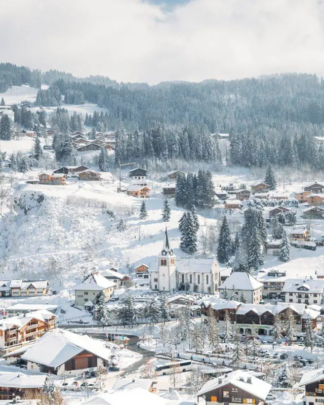 Le village enneigé et l’église des Gets en hiver