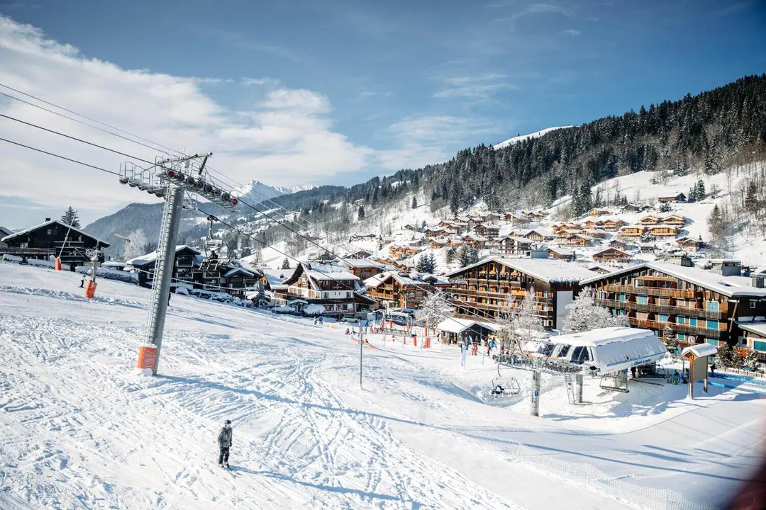 Télésiège et chalets au pied des pistes dans le village des Gets, Portes du Soleil