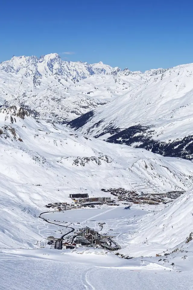 La station de Tignes et son lac gelé vus depuis les pistes, le Mont-Blanc au loin