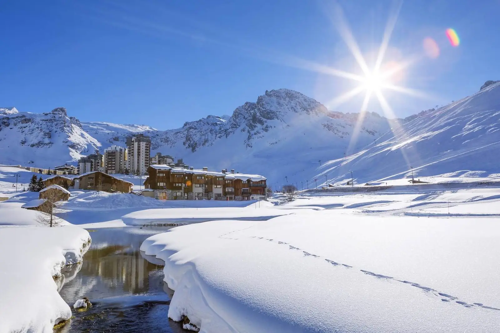 Tignes Le Lac sous la neige fraîche et le soleil d’hiver, Alpes françaises