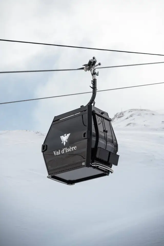 Une télécabine de Val d’Isère au-dessus des pistes enneigées
