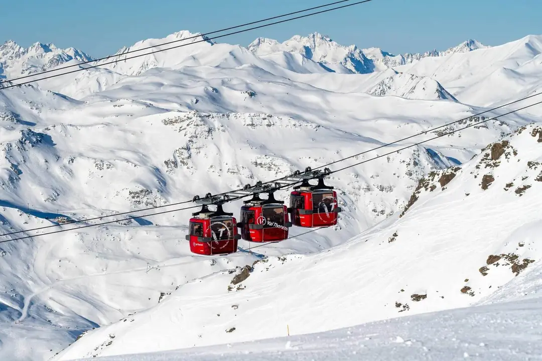 Rote Gondeln über den verschneiten Gipfeln von Val Thorens, Les 3 Vallées
